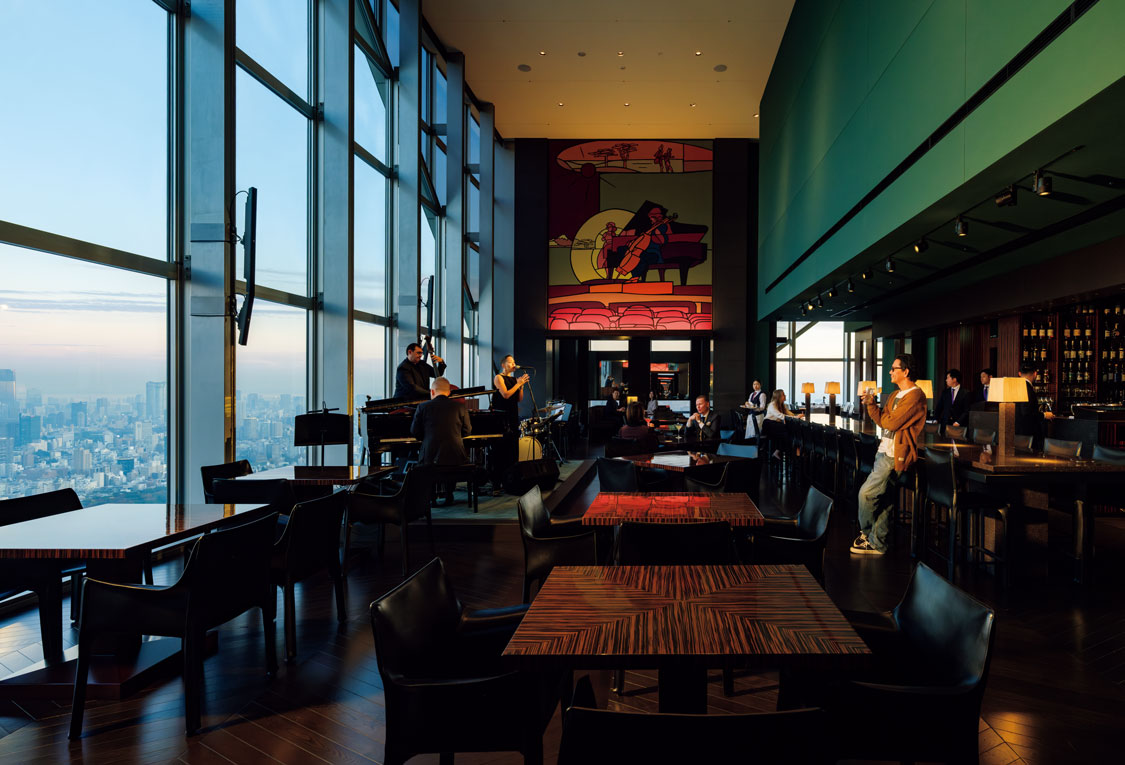 パーク ハイアット 東京 ニューヨーク バーでジャズバンドの演奏を楽しむ野村訓一