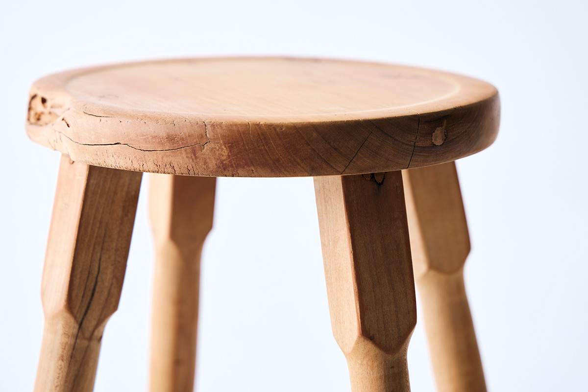 〈仁平古家具店〉オーナー・仁平透さんセレクトの丸椅子