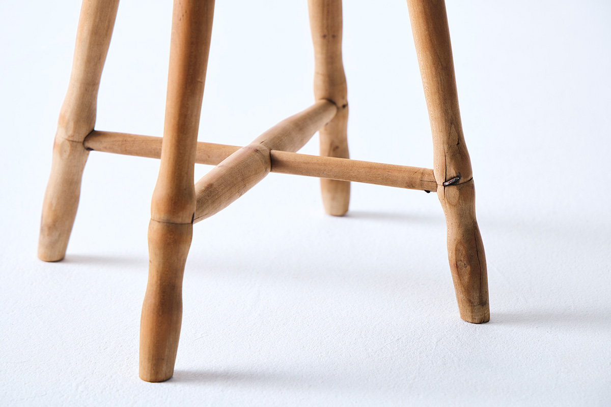 〈仁平古家具店〉オーナー・仁平透さんセレクトの丸椅子