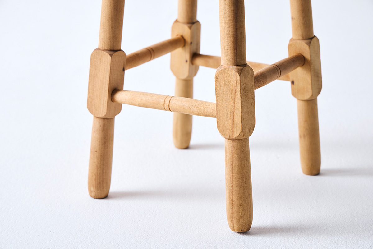 〈仁平古家具店〉オーナー・仁平透さんセレクトの丸椅子