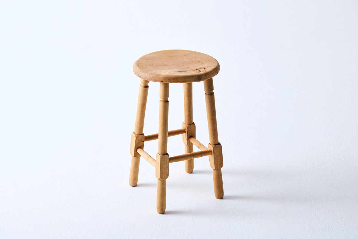 〈仁平古家具店〉オーナー・仁平透さんセレクトの丸椅子