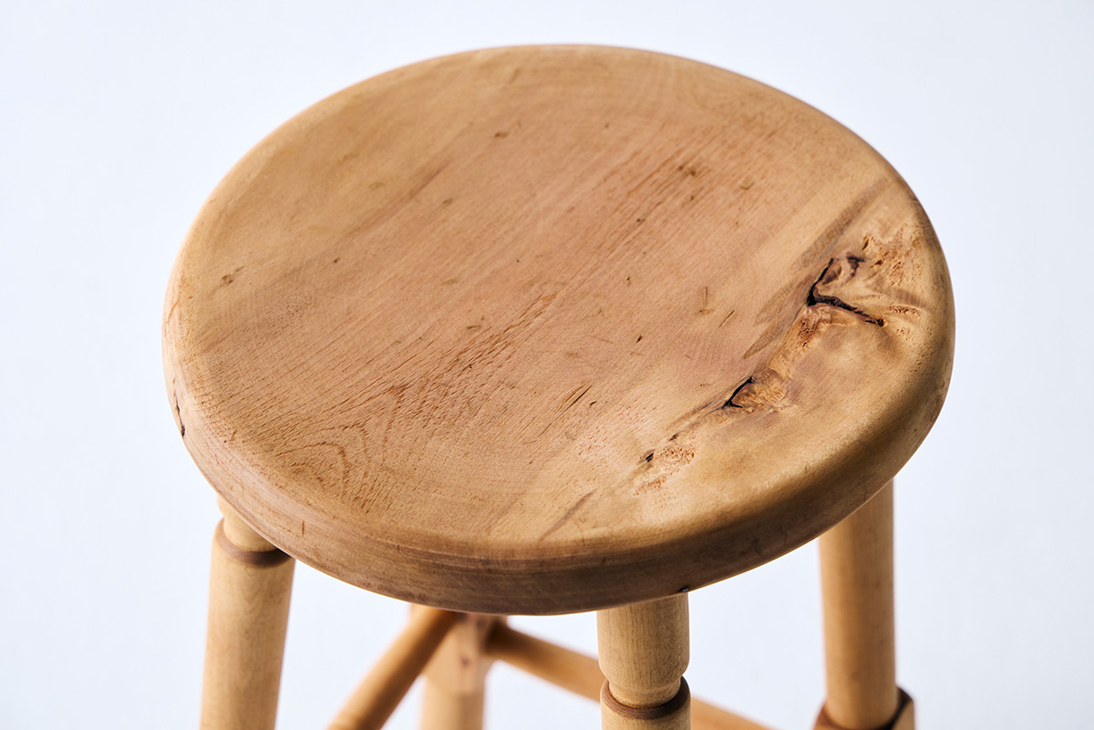 〈仁平古家具店〉オーナー・仁平透さんセレクトの丸椅子