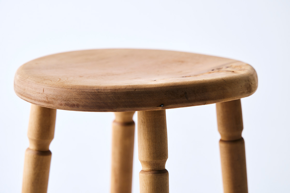 〈仁平古家具店〉オーナー・仁平透さんセレクトの丸椅子