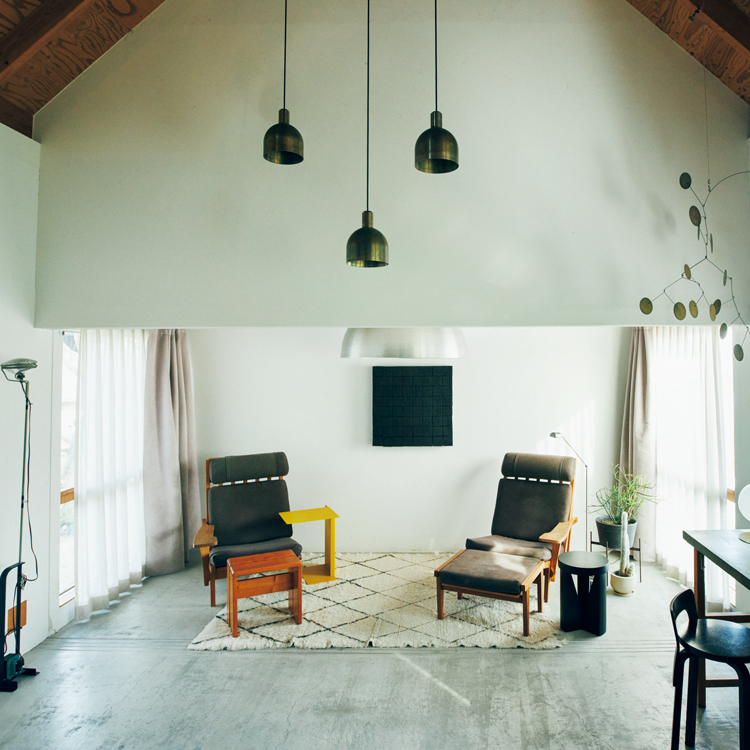 時代も素材も揃えず、家族それぞれの居場所に。〈NEW LIGHT POTTERY〉永冨裕幸の家の椅子