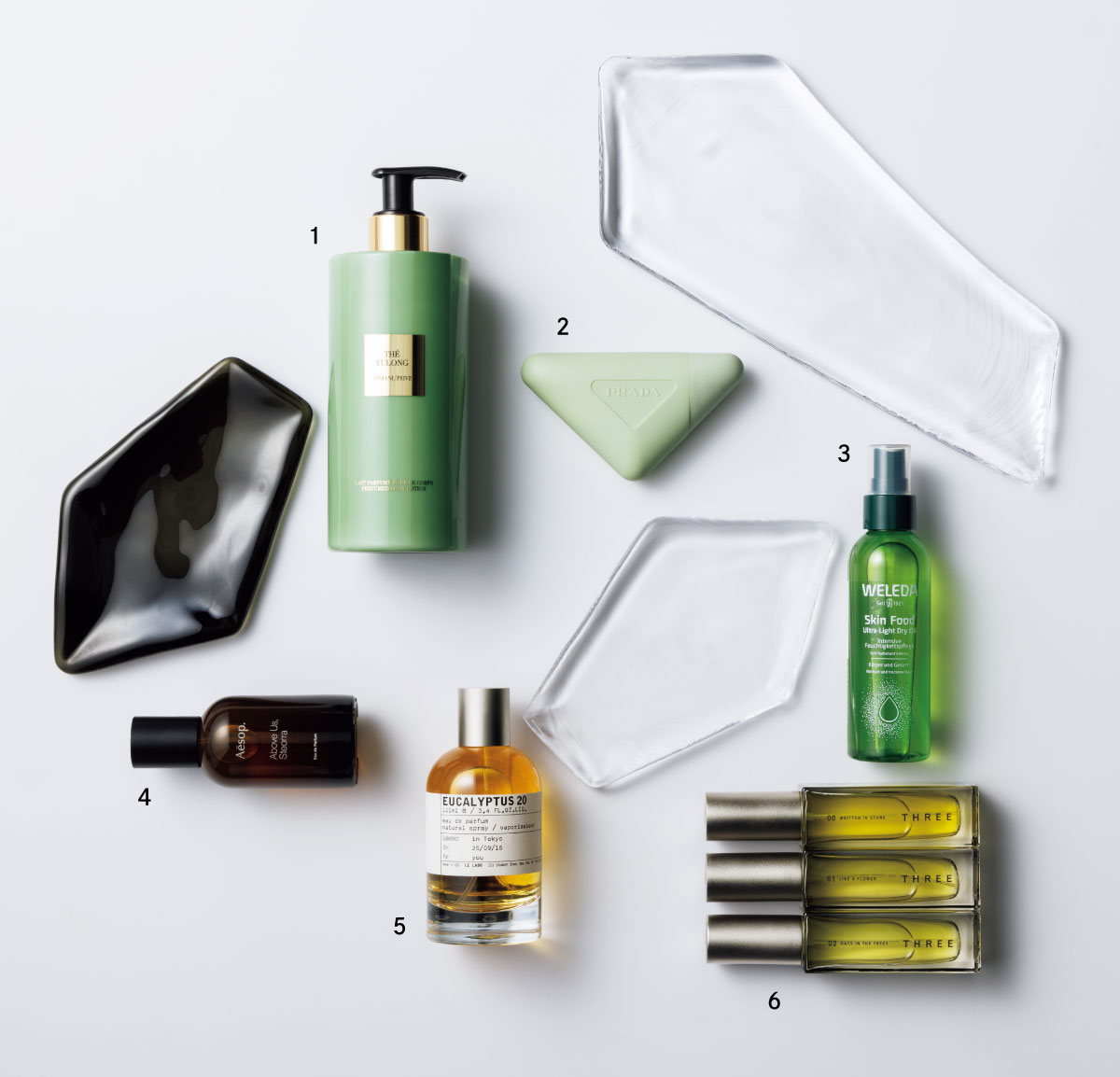 〈プラダ ビューティ〉ハンドクリーム、〈アルマーニ プリヴェ〉ユーロン ボディー ローション、〈ヴェレダ〉スキンフード ウルトラライトオイル、〈THREE〉エッセンシャルセンツ、〈ル ラボ〉ユーカリプタス 20 オード パルファム、〈イソップ〉アバヴ アス、ステオーラ オードパルファム