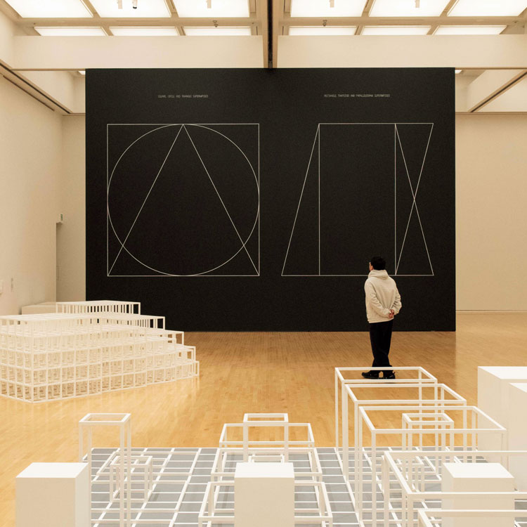 奥から、「ウォール・ドローイング #312」「ストラクチャー（正方形として1、2、3、4、5）」「シリアル・プロジェクト #1（ABCD）」。 © 2025 The Le Witt Estate / Artists Rights Society ( ARS ) , New York. Courtesy Paula Cooper Gallery.