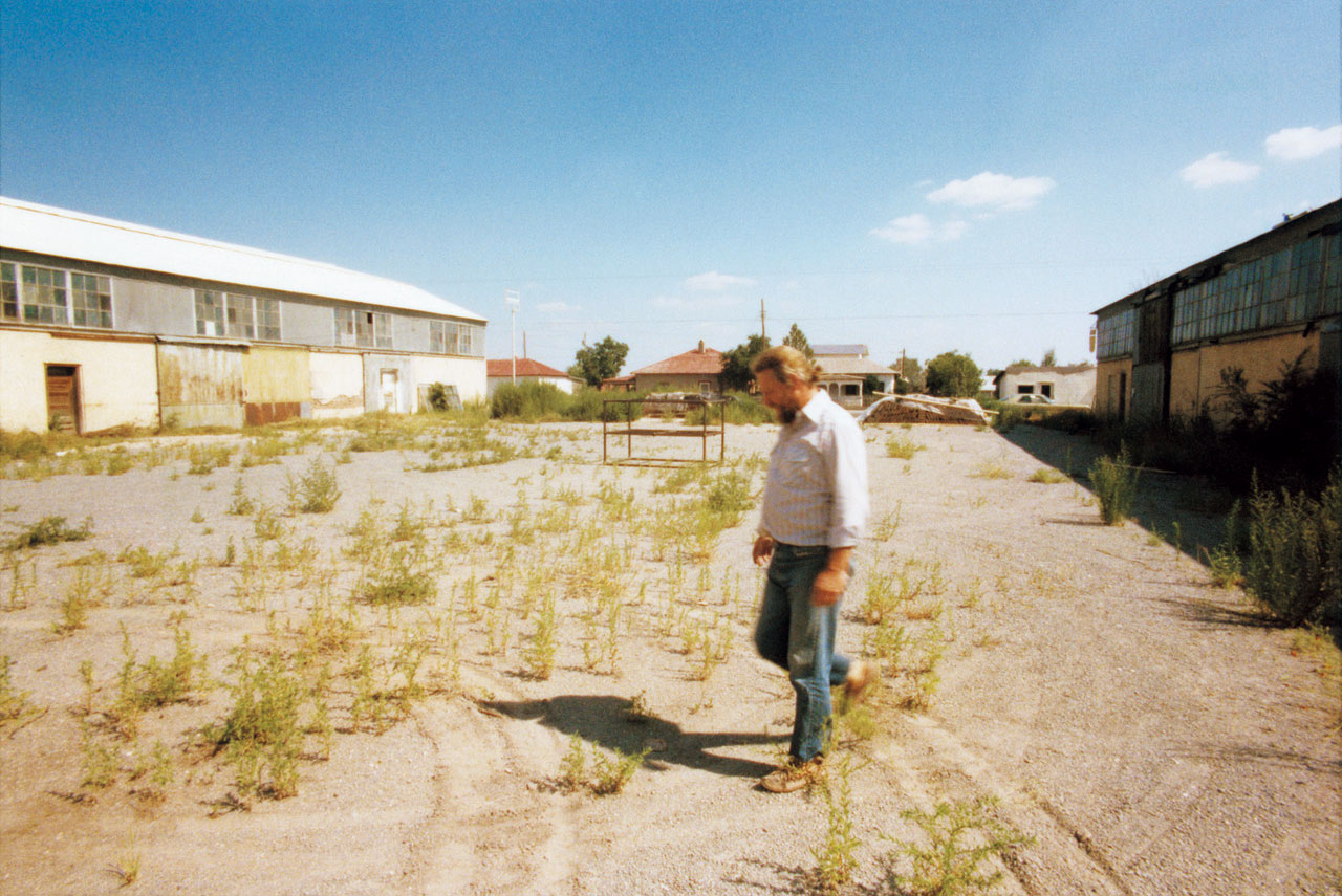 ドナルド・ジャッド、マンサナ・デ・チナティの中庭にて、自作《デイヴ・シャックマンに》（1964年）と共に 1975年撮影