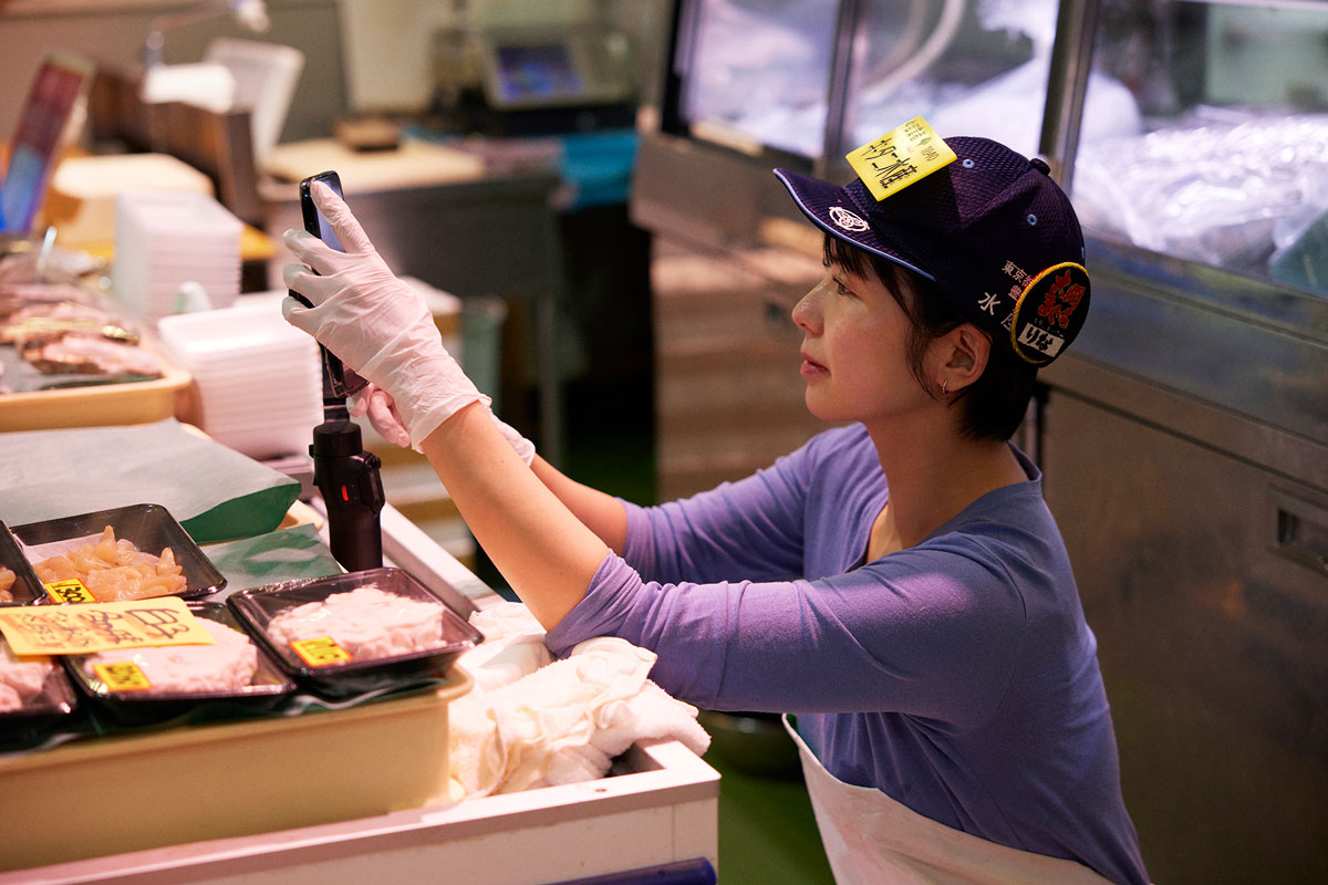 スマホをセッティングする高橋李奈