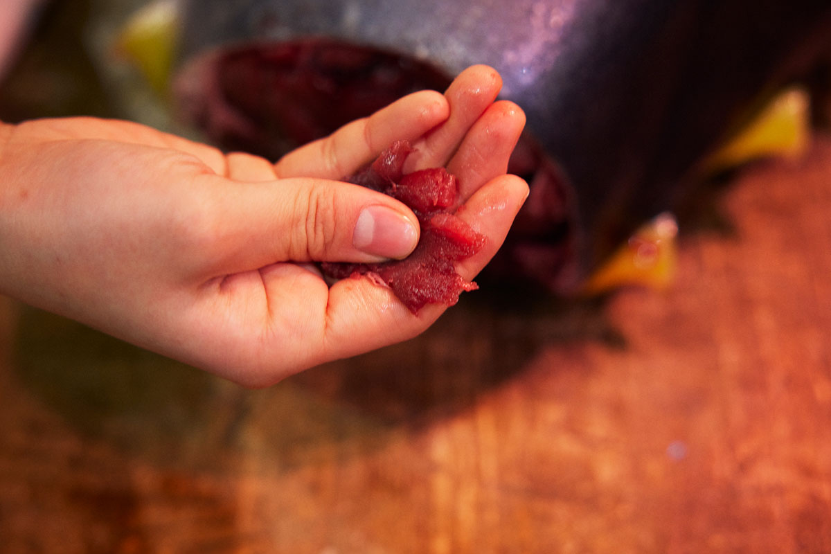 マグロの身を手でこねる様子