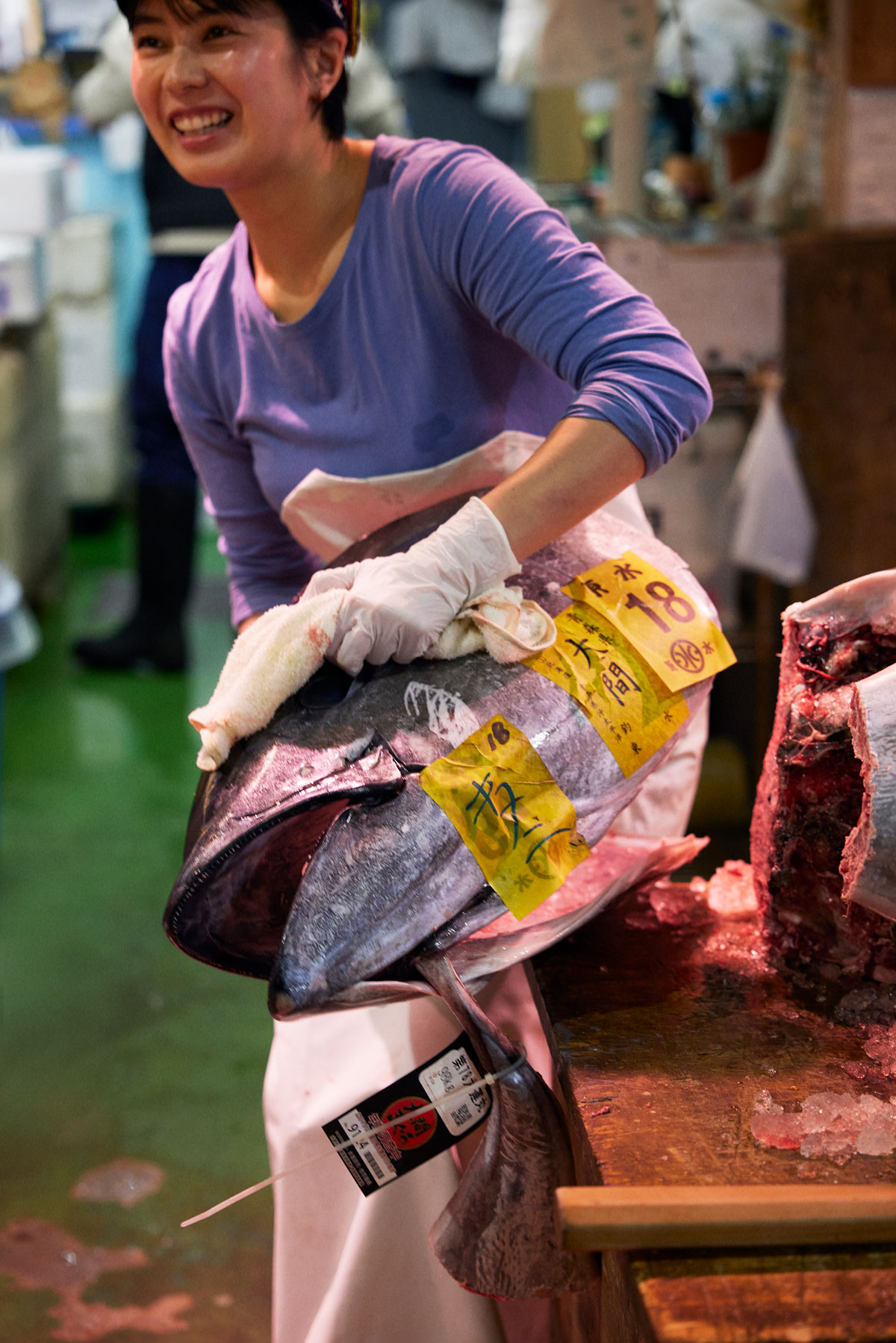 マグロを解体する高橋李奈