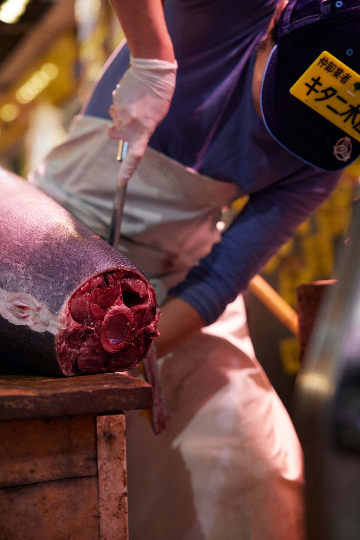 マグロを解体する高橋李奈