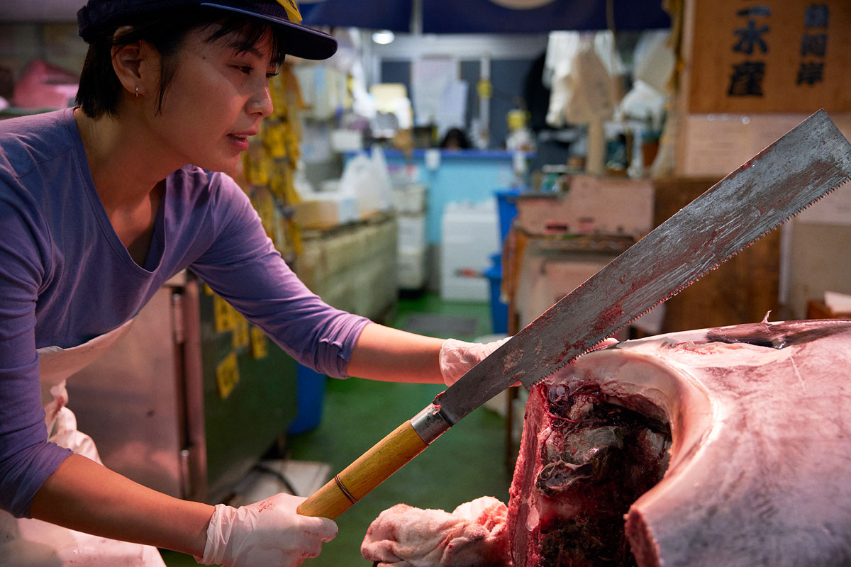 マグロを解体する高橋李奈