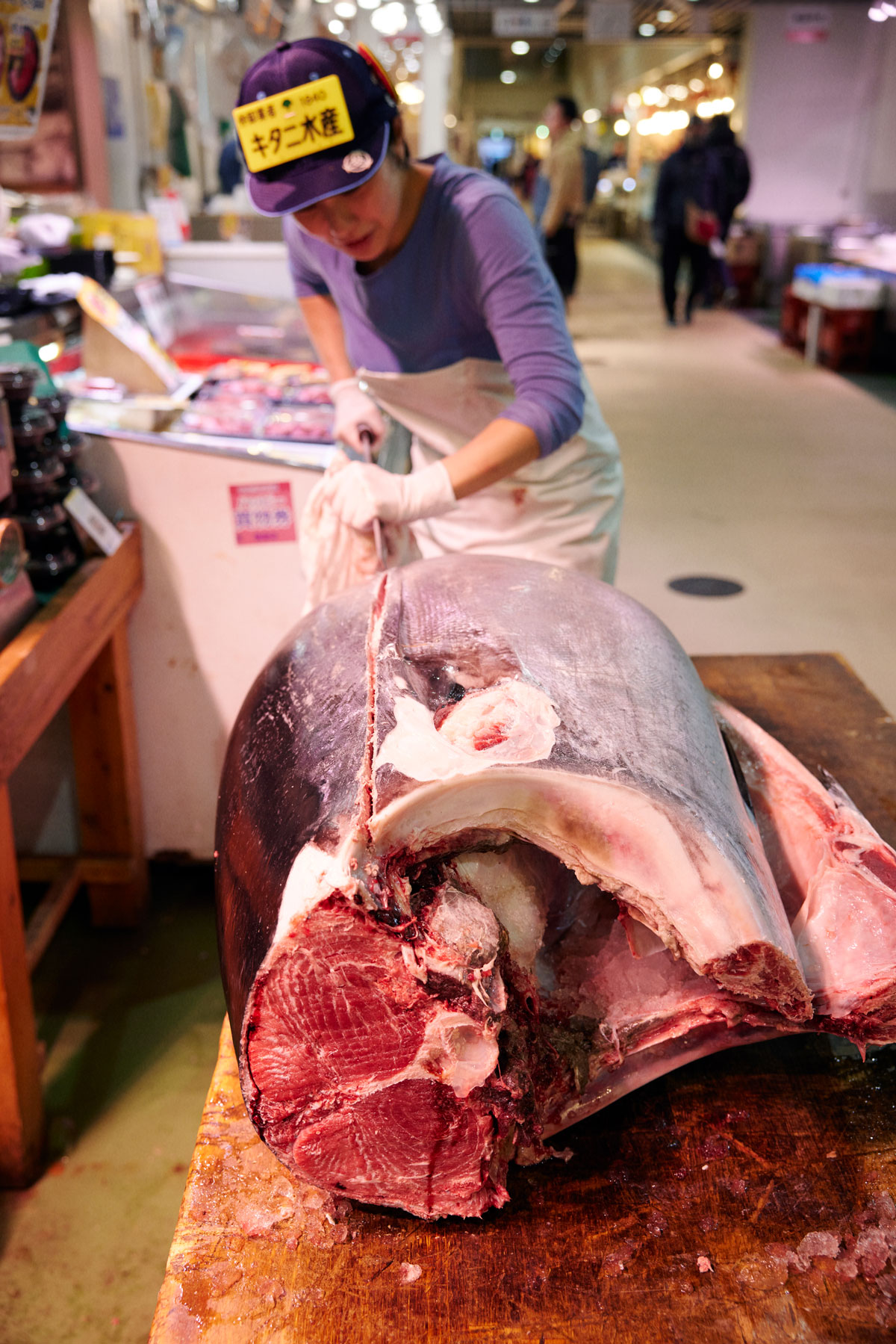 マグロを解体する高橋李奈
