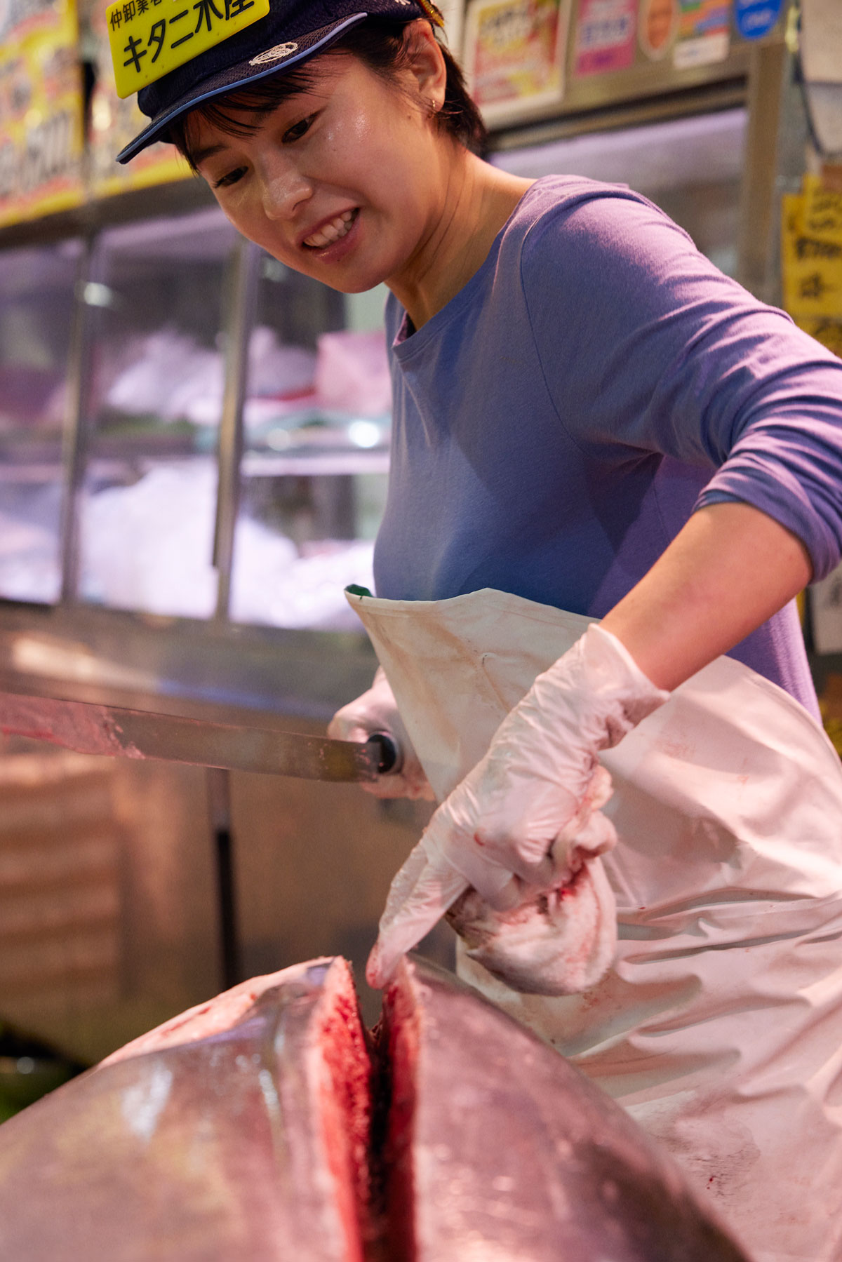 マグロを解体する高橋李奈