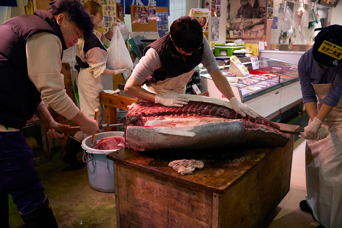 マグロを解体する様子