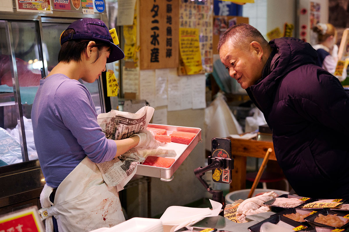 高橋李奈と常連の男性