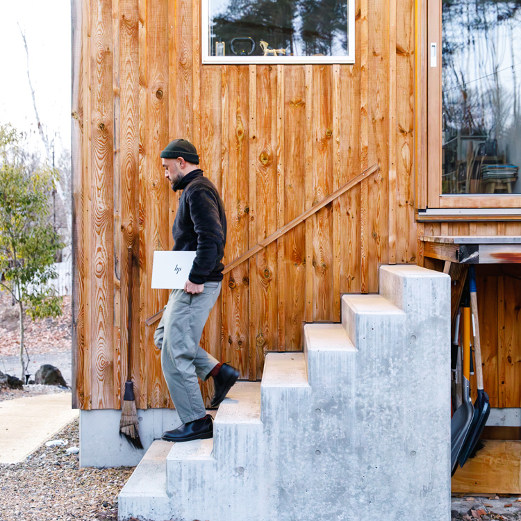 「HP OmniBook 7 Aero 13 AI PC」を持つ熊野亘