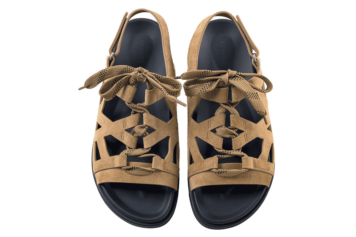 〈エルメス〉のメッシュサンダル