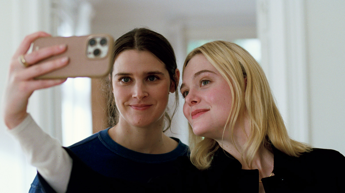 左が妹アグネス役のインガ・イブスドッテル・リッレオース。 右がアメリカの女優レイチェル役のエル・ファニング。