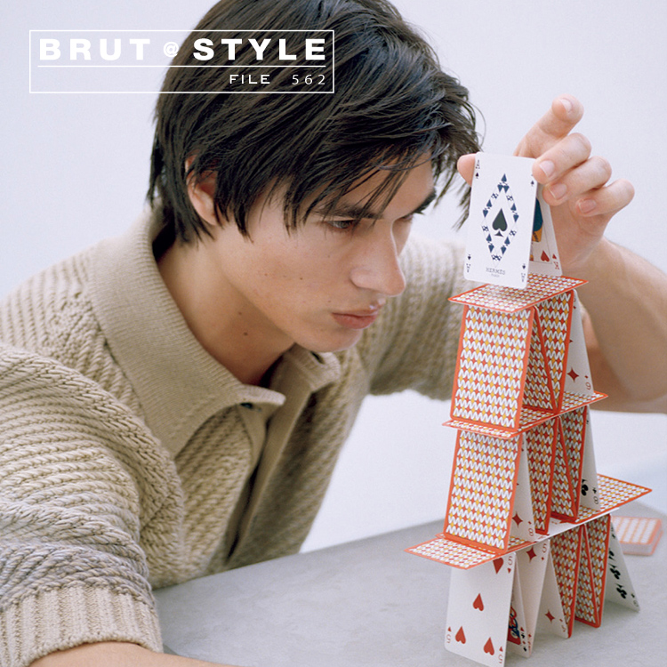 トランプをする男性モデル