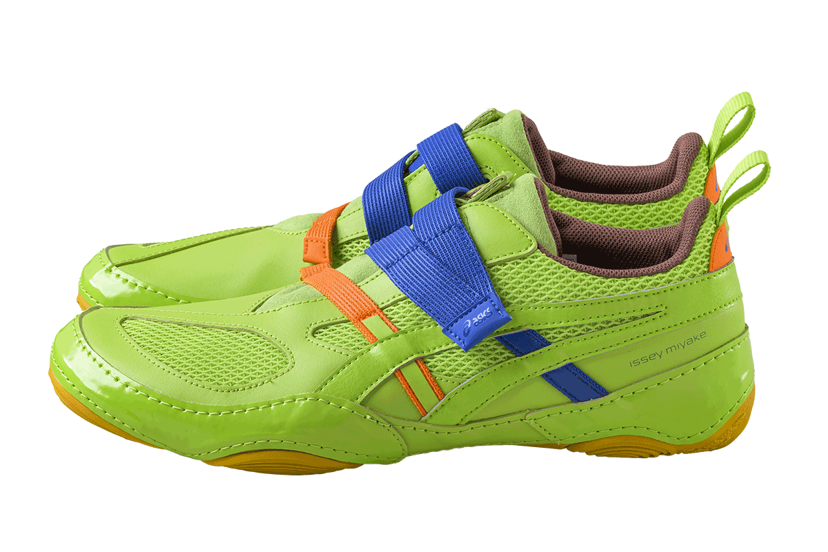 〈イッセイ ミヤケ フット〉のシューズ