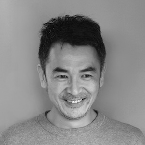 日用品図鑑：プロダクトデザイナー・藤城成貴の愛用する〈Hender Scheme〉×〈Ace Hotel〉レザースリッパetc.