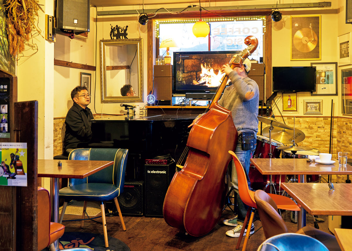 葉港町珈琲サセボノオトでのジャズセッションの様子