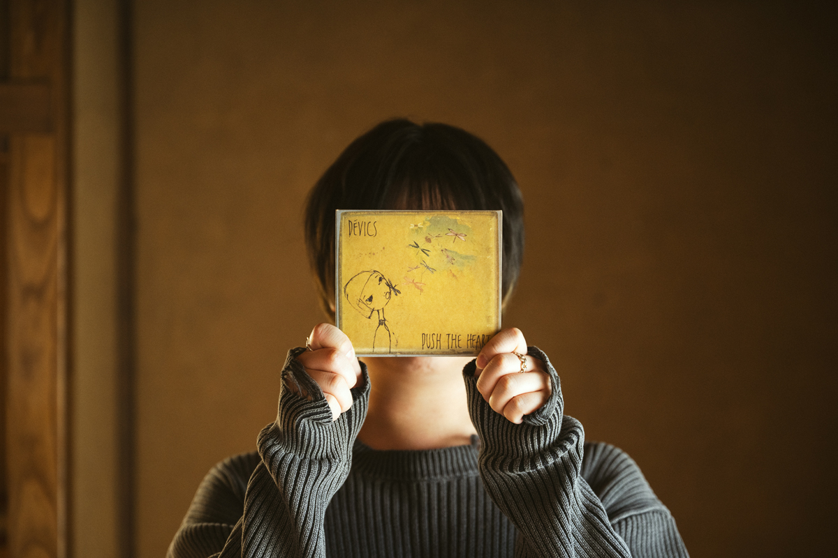 『Push the Heart』を顔の前に持つ斉藤壮馬