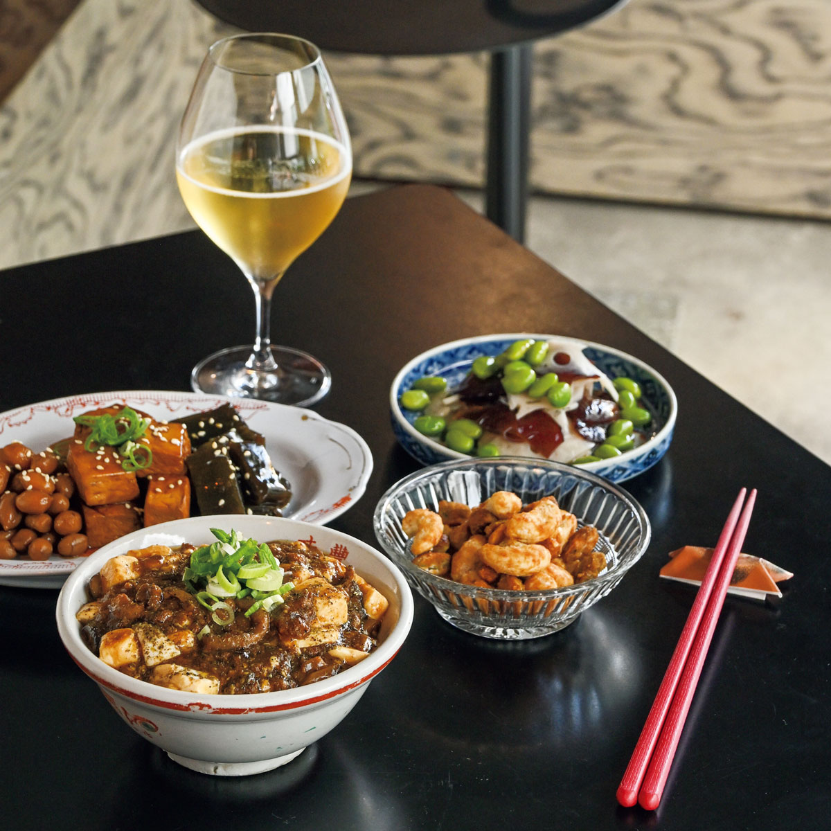 麻婆豆腐ご飯や、醬油味のナッツ、レンコンの和え物、特製ラー油を合わせた豆腐干の煮込みなど