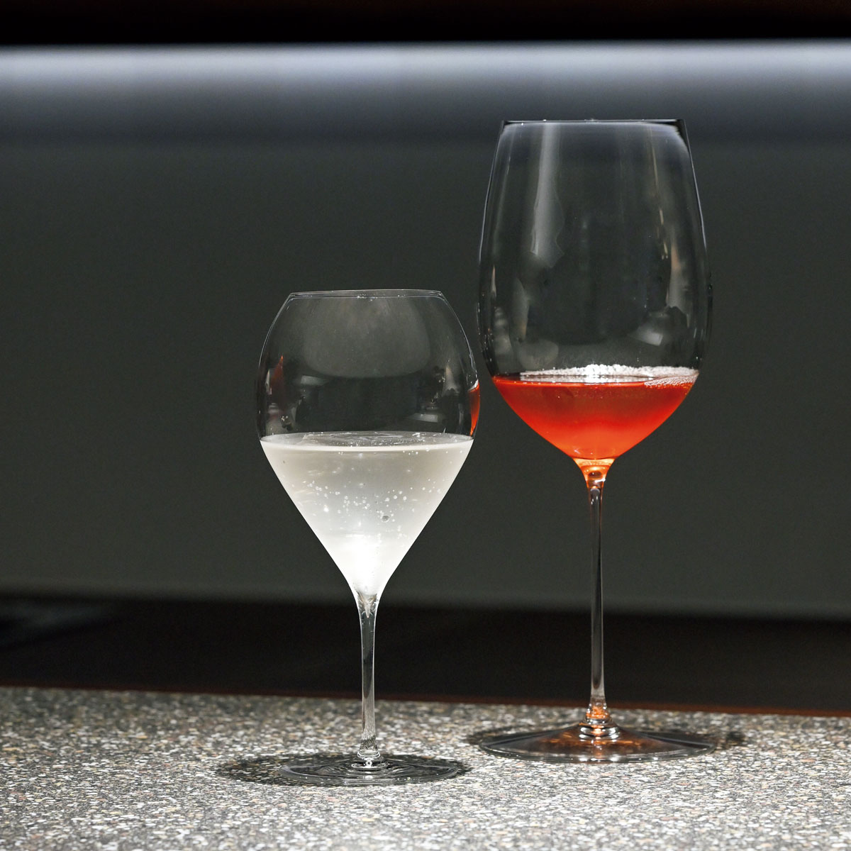 水仙茶とユズで風味を効かせたジンを合わせたジントニック、鉄観音茶のモクテル