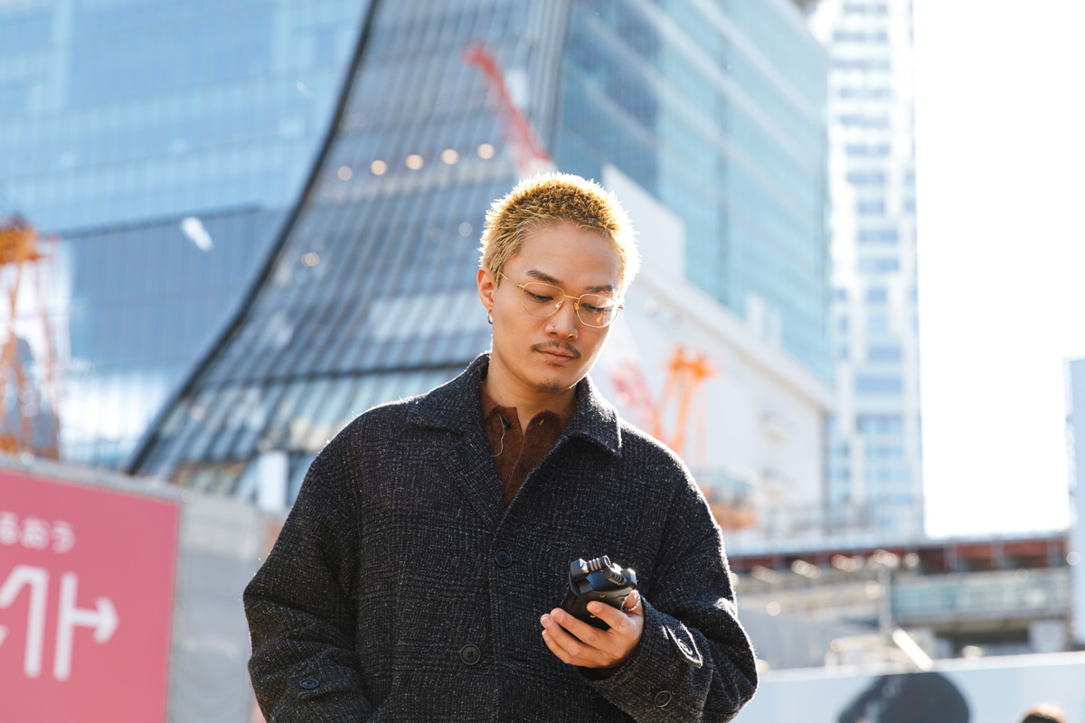 街の音のフィールドレコーディングをするShin Sakiura