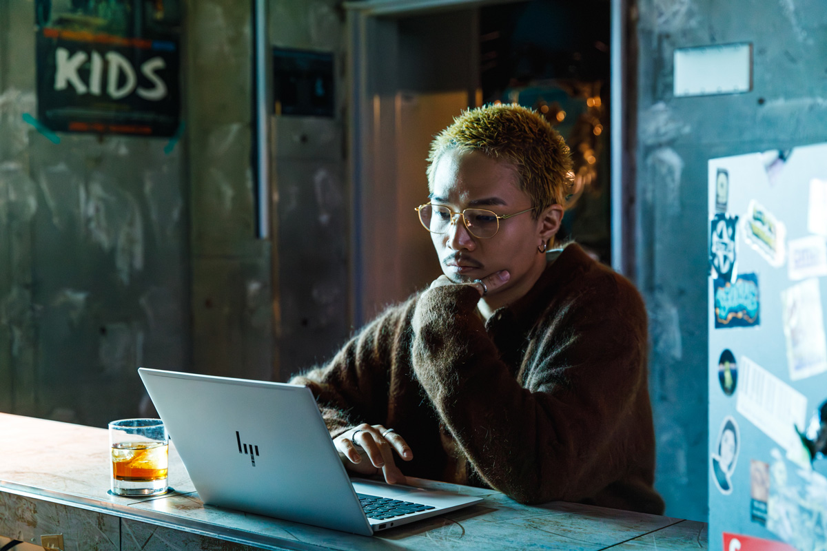 HP OmniBook 7 Aero 13 AI PCで作業するShin Sakiura