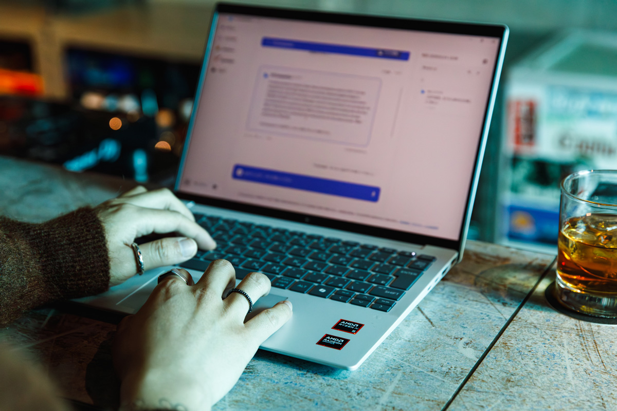 HP OmniBook 7 Aero 13 AI PCで作業するShin Sakiuraの手元