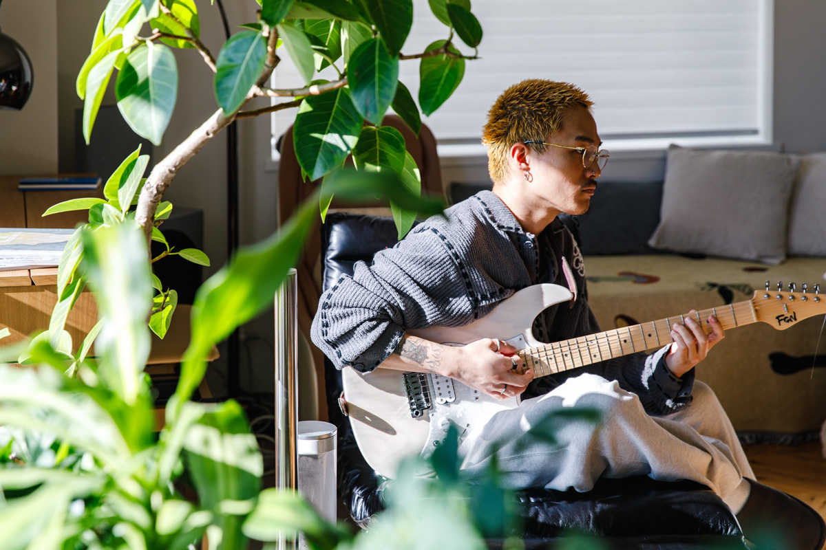 ギターを弾くShin Sakiura