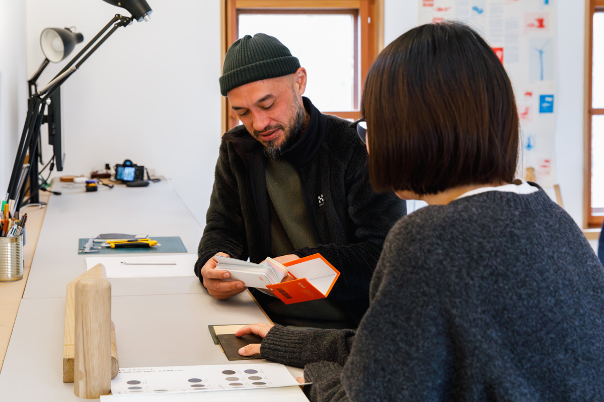 素材選びをする熊野亘