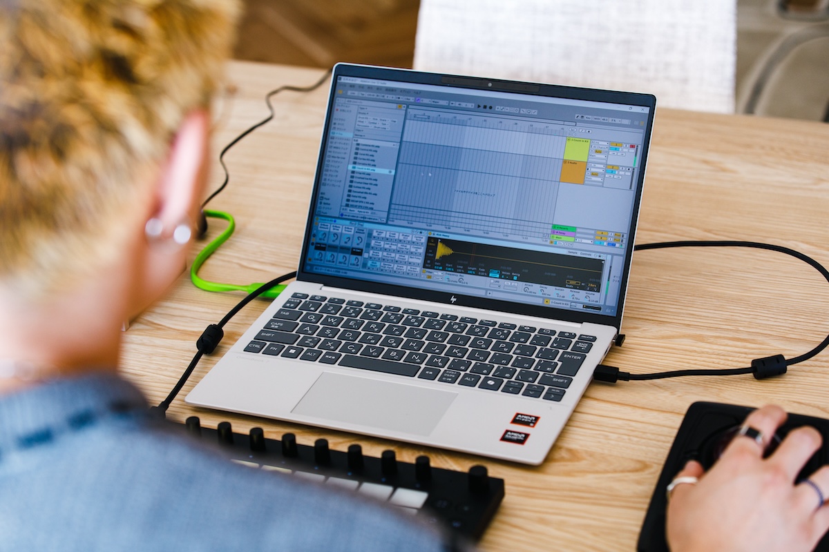 ギターを弾くShin Sakiura