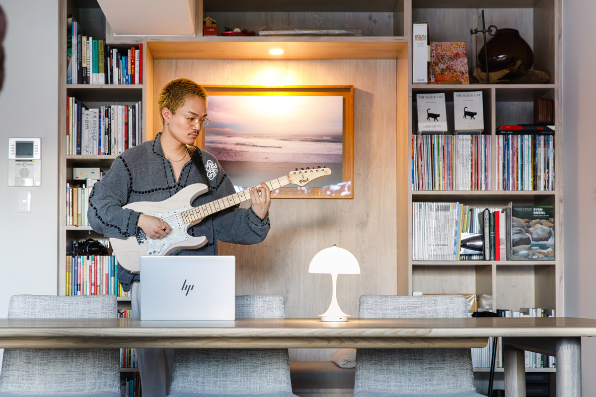 ギターを弾くShin Sakiura