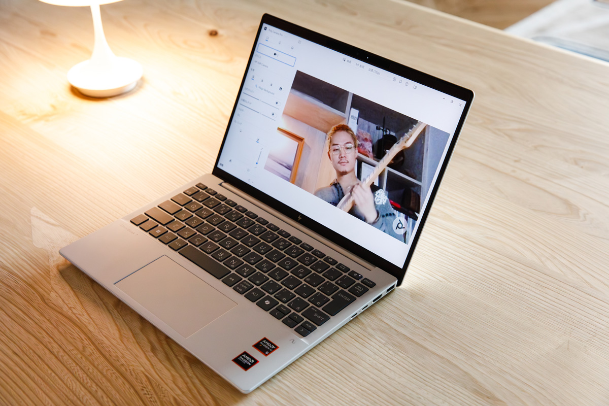 HP OmniBook 7 Aero 13 AI PCでオンラインmtg中のShin Sakiura