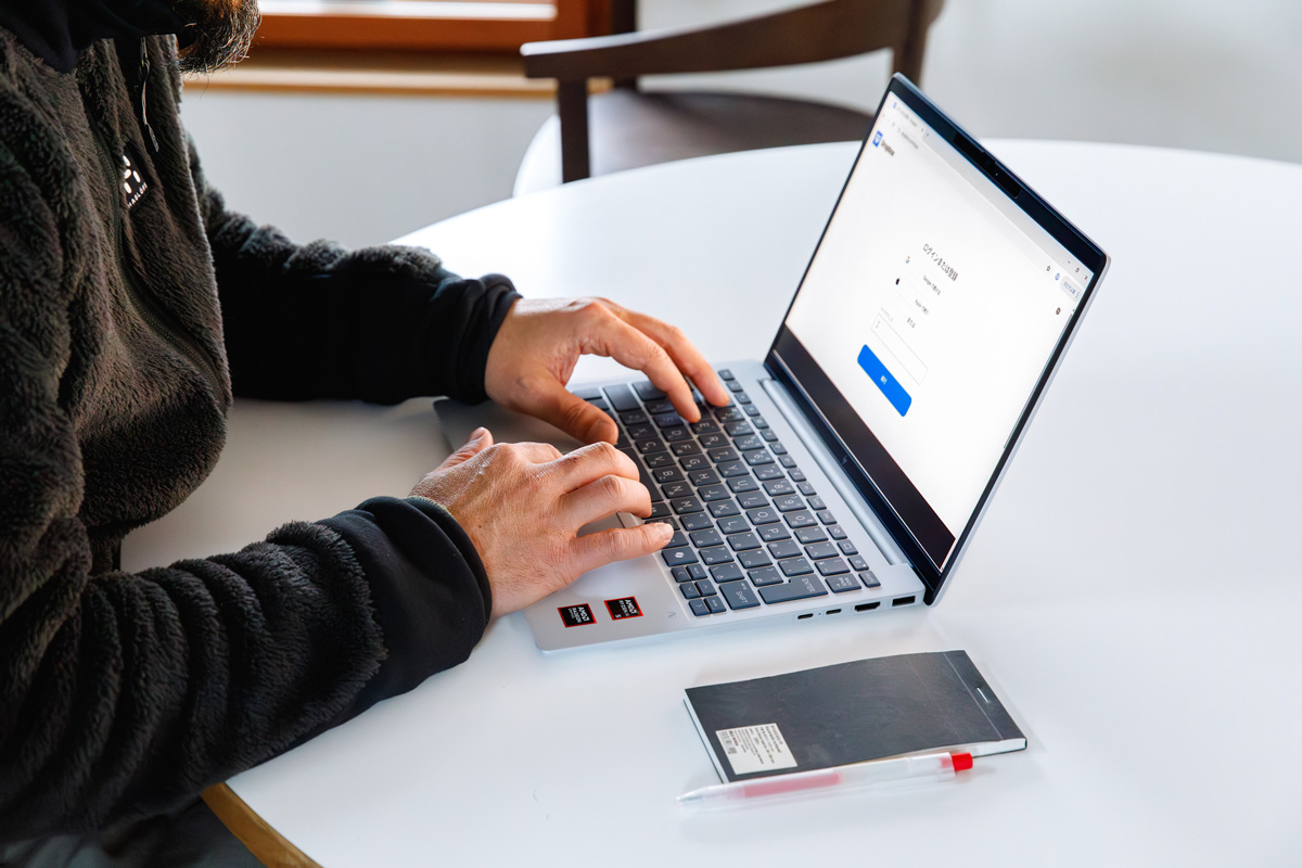 「HP OmniBook 7 Aero 13 AI PC」で作業をする熊野亘