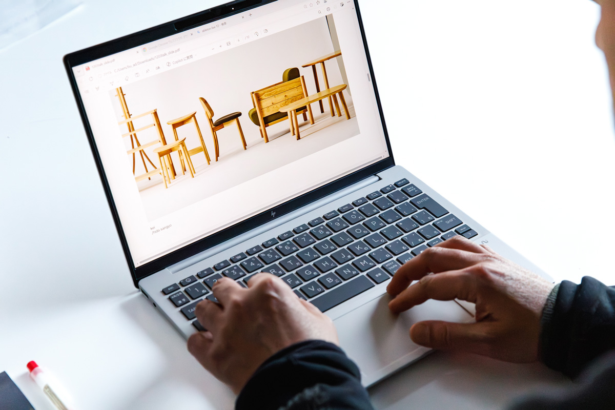 「HP OmniBook 7 Aero 13 AI PC」で作業をする熊野亘