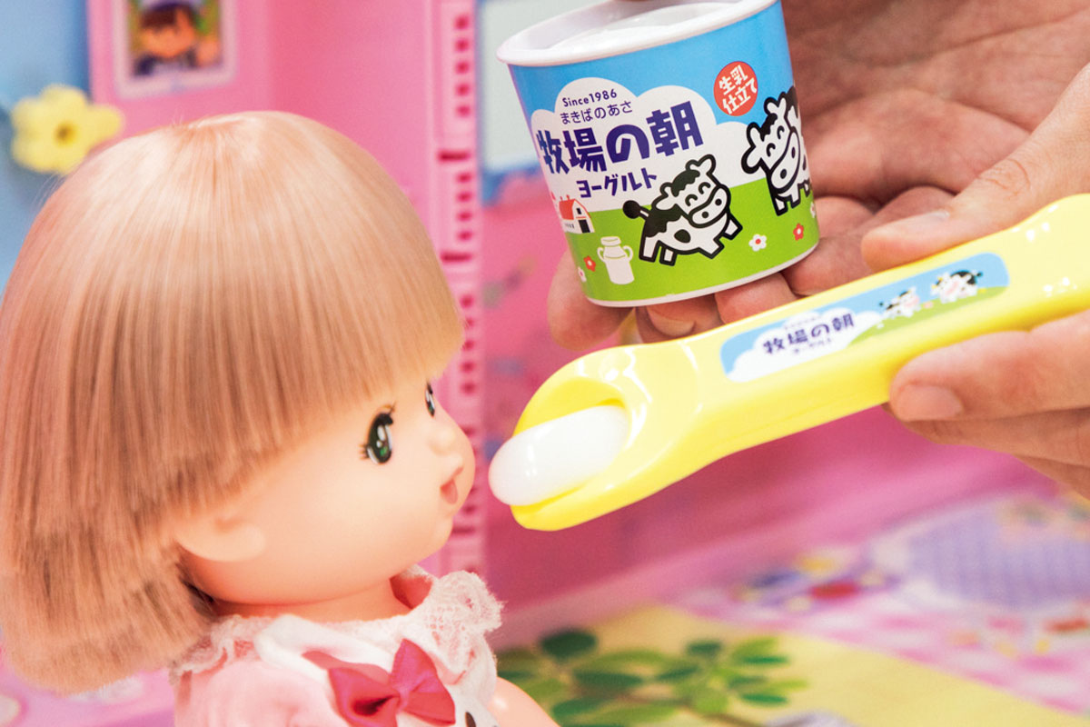 メルちゃんに牧場の朝ヨーグルトを食べさせる様子