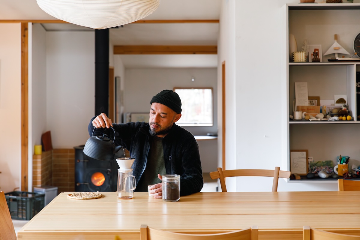 コーヒーを淹れる熊野亘さん