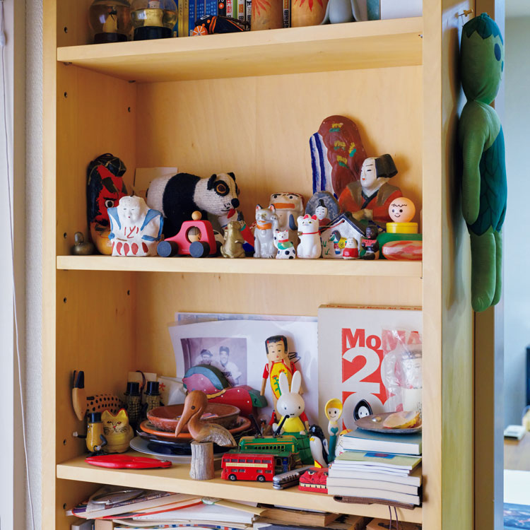 アトリエのデスク脇の棚