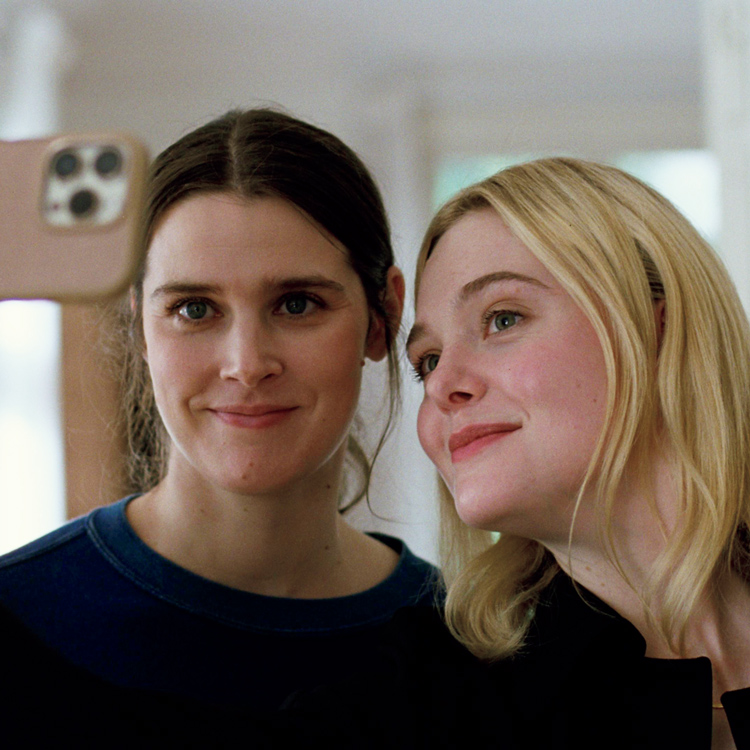 左が妹アグネス役のインガ・イブスドッテル・リッレオース。 右がアメリカの女優レイチェル役のエル・ファニング。