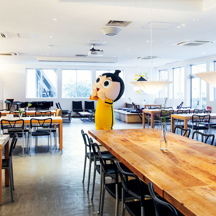 食堂コマニを訪れたシン