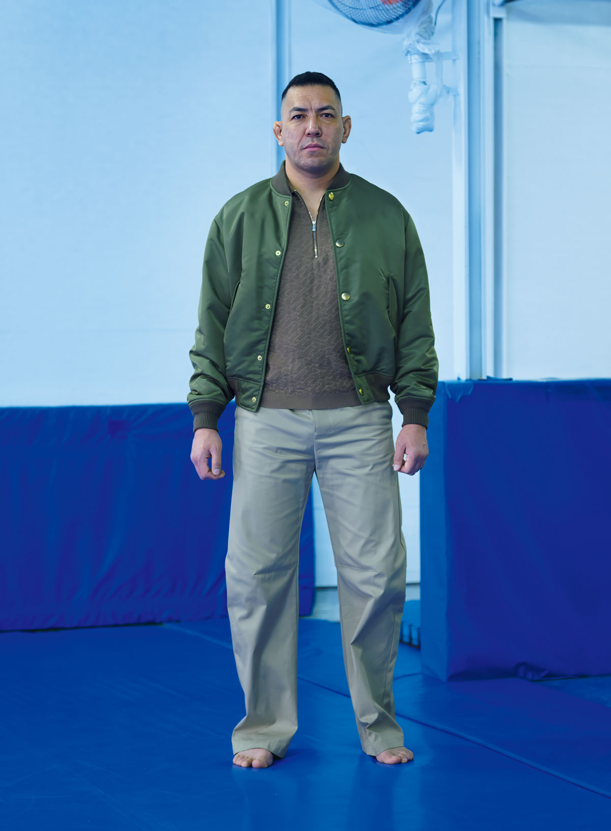 TATRASの金ボタンのボンバージャケット、ポロシャツ、チノパンツ