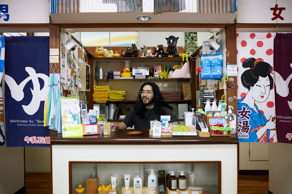 番台に座る大久保勝仁さん