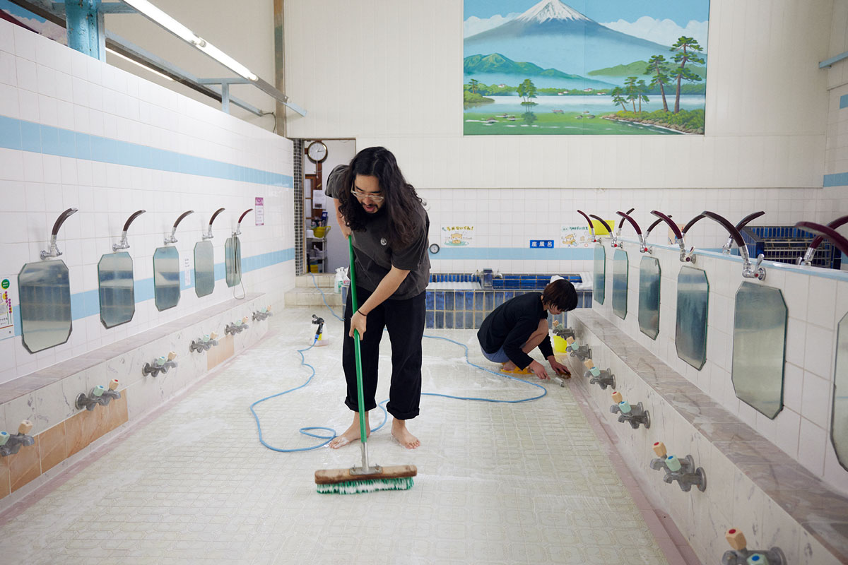 洗い場を掃除する様子