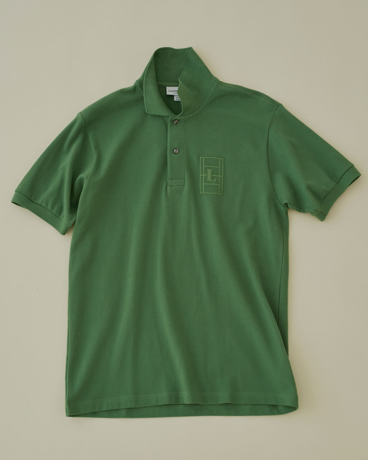 ラコステのテニスコートのエンブロイダリー入りポロシャツ