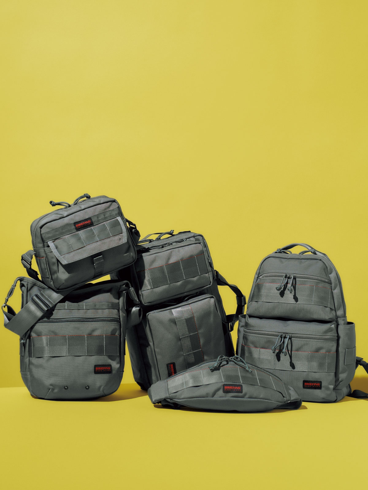 左上／スクエア型ショルダーバッグ《MAG SHOULDER S》、左下／ショルダーバッグ《DAY TRIPPER》、中央／3wayバッグ《NEO TRINITY LINER》、中央下／ショルダーバッグ《TRIPOD》、右／バックパック《ATTACK PACK》